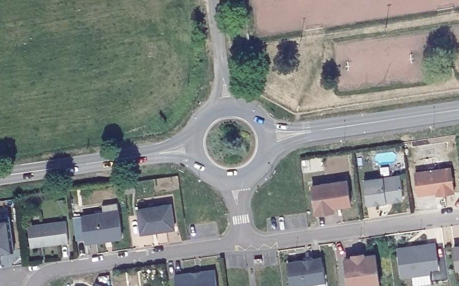 Vue aérienne du Rond-point anonyme n°25760972