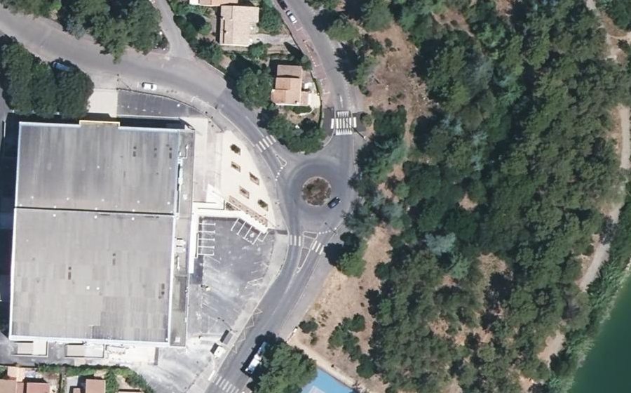 Vue aérienne du Rond-point anonyme n°25761836