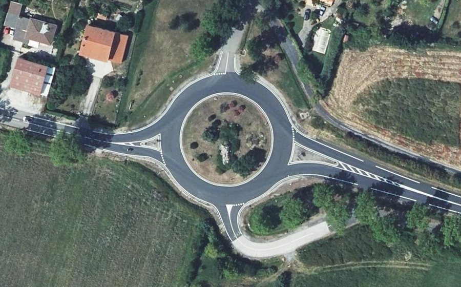 Vue aérienne du Rond-point anonyme n°25761986