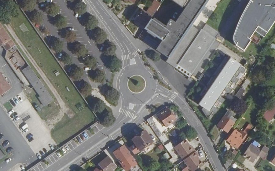 Vue aérienne du Rond-point anonyme n°25763587