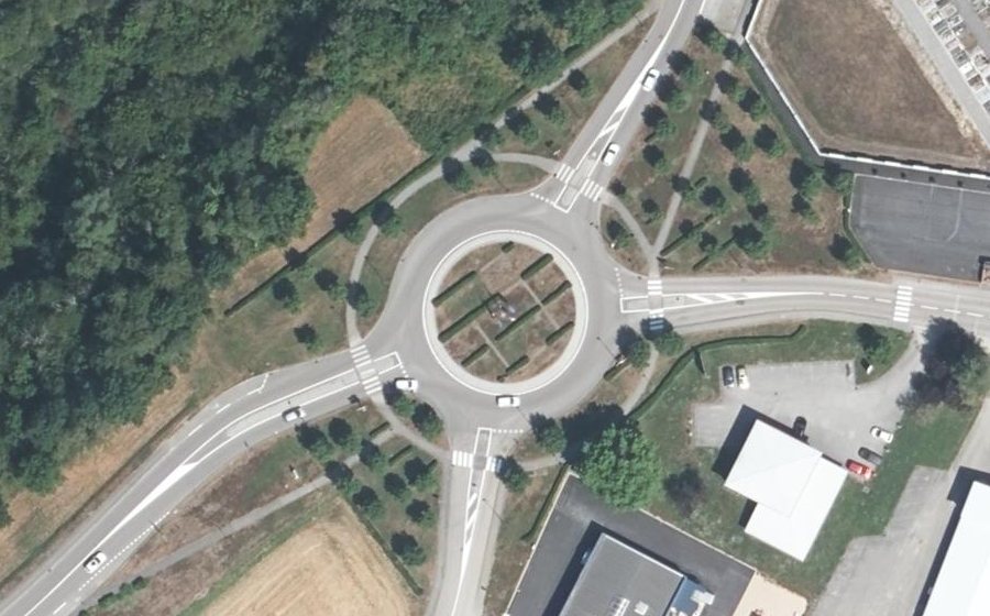 Vue aérienne du Rond-point anonyme n°25763858