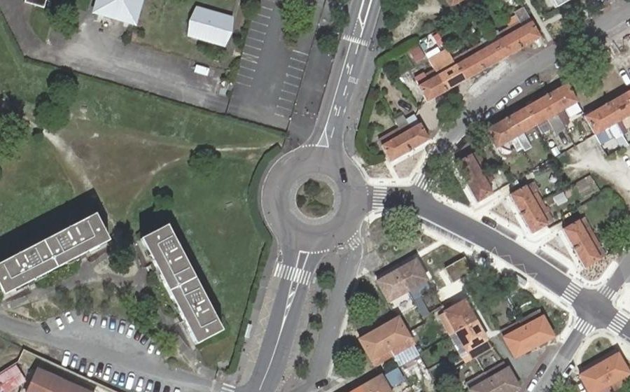 Vue aérienne du Rond-point anonyme n°25764671