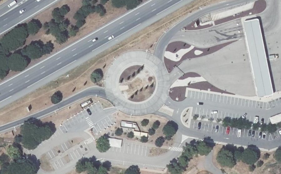 Vue aérienne du Rond-point anonyme n°257686215