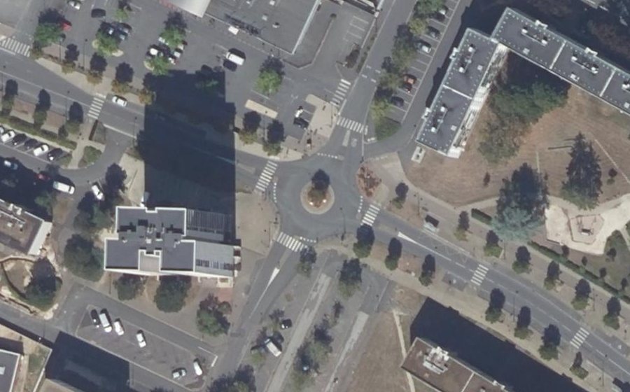 Vue aérienne du Rond-point anonyme n°257707730