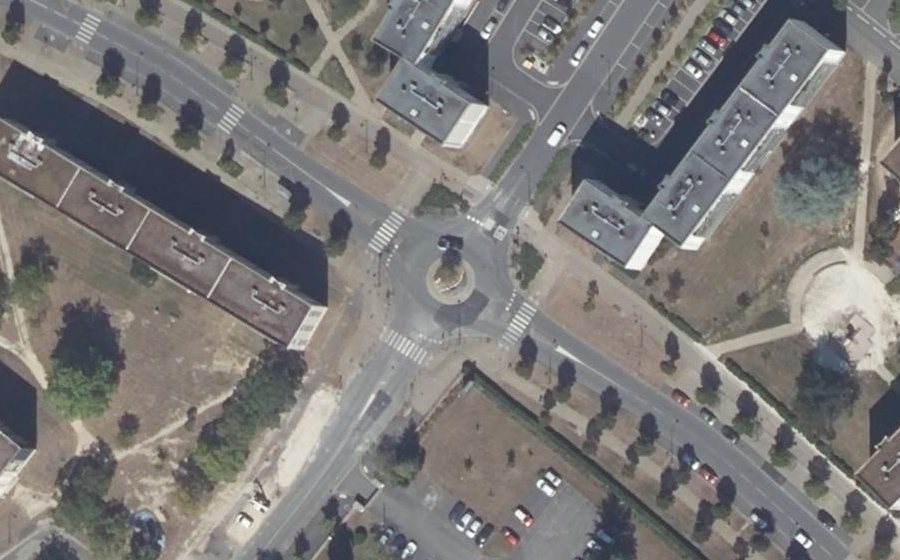 Vue aérienne du Rond-point anonyme n°257707736
