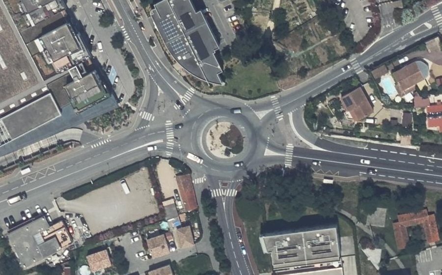 Vue aérienne du Rond-point anonyme n°25772603