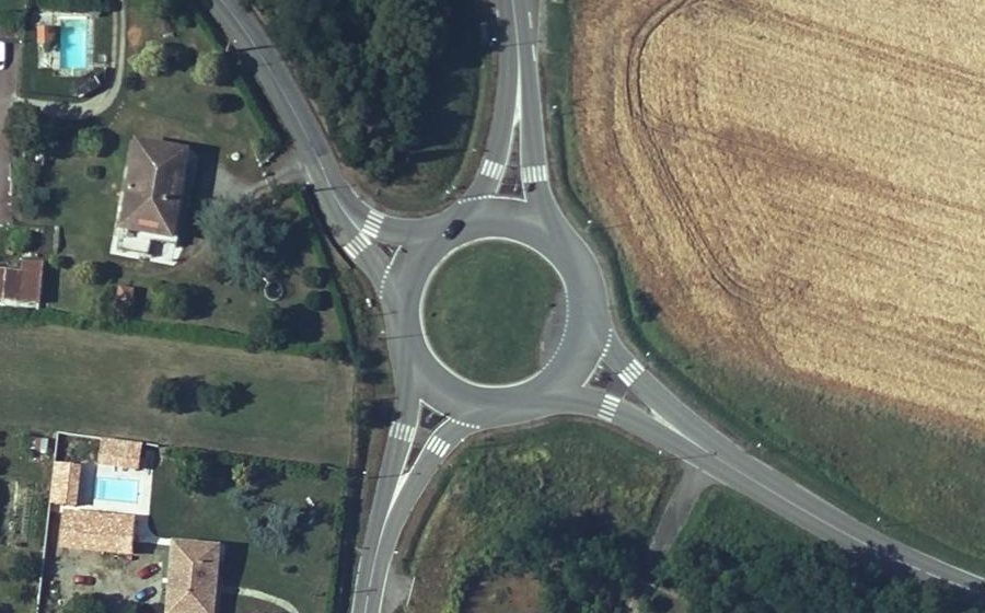 Vue aérienne du Rond-point anonyme n°257734386