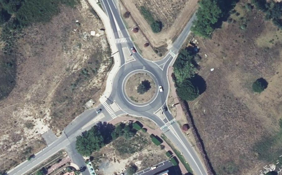 Vue aérienne du Rond-point anonyme n°257736790