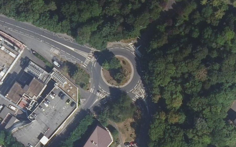 Vue aérienne du Rond-point anonyme n°25773824
