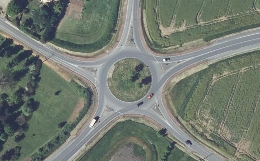 Vue aérienne du Rond-point anonyme n°257747454