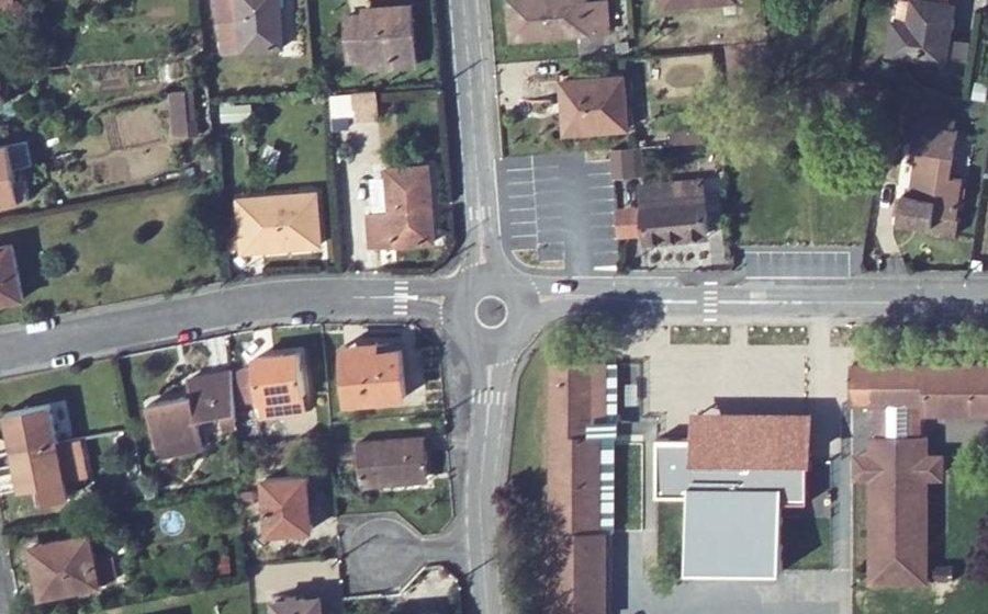 Vue aérienne du Rond-point anonyme n°257749190
