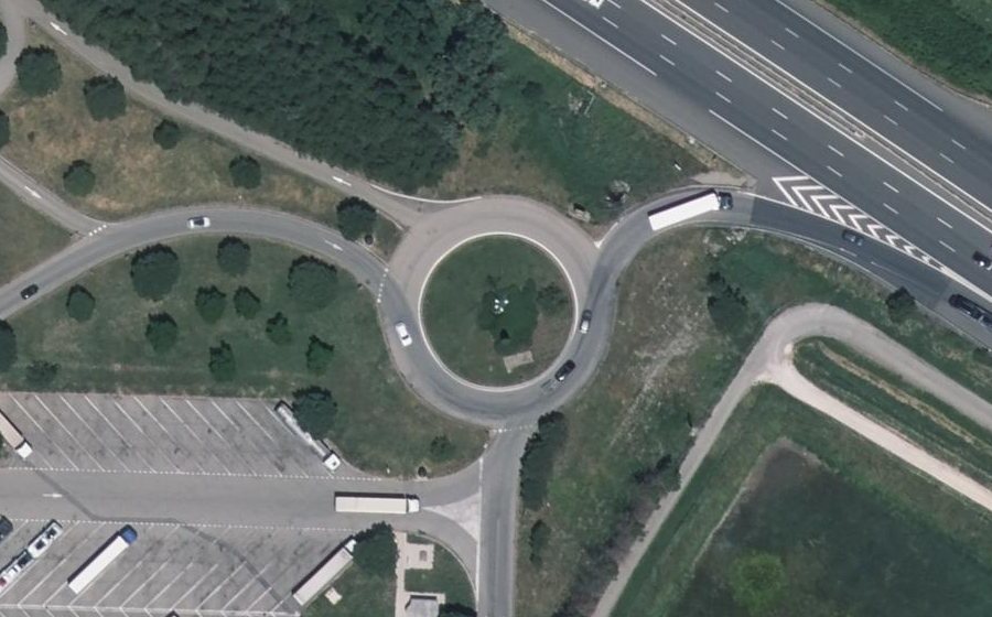 Vue aérienne du Rond-point anonyme n°25775388