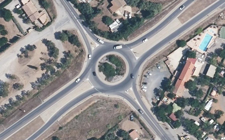 Vue aérienne du Rond-point anonyme n°25775439
