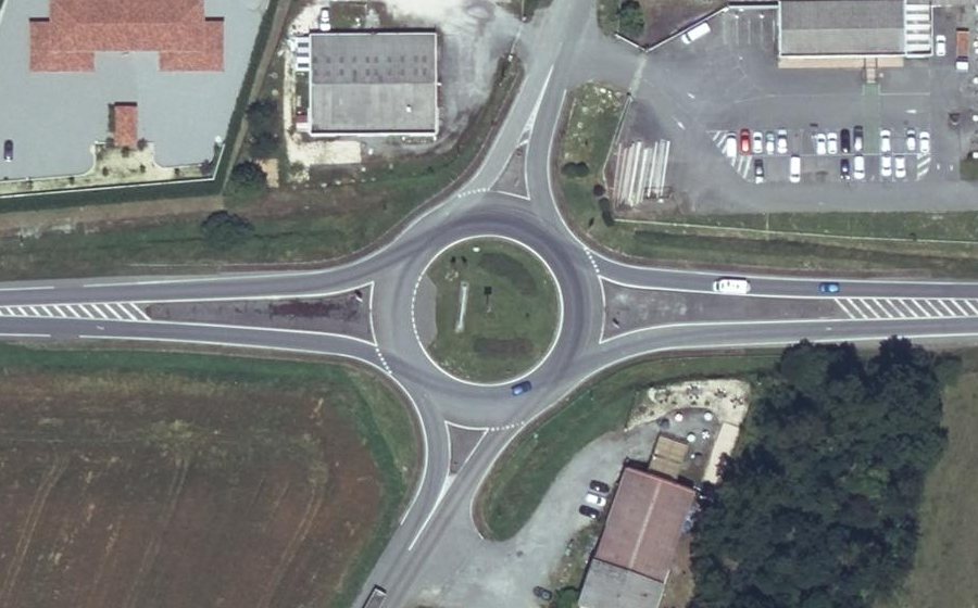 Vue aérienne du Rond-point anonyme n°25776366