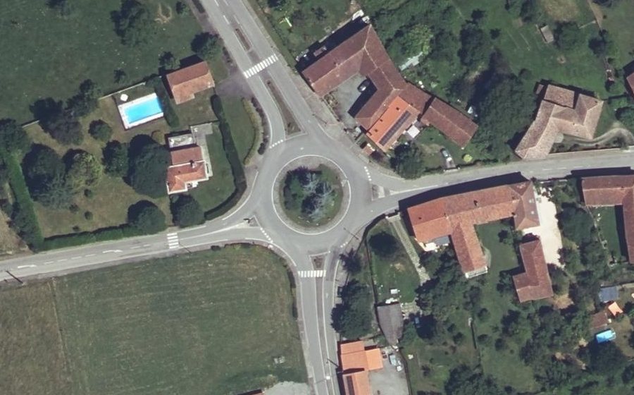 Vue aérienne du Rond-point anonyme n°25776711