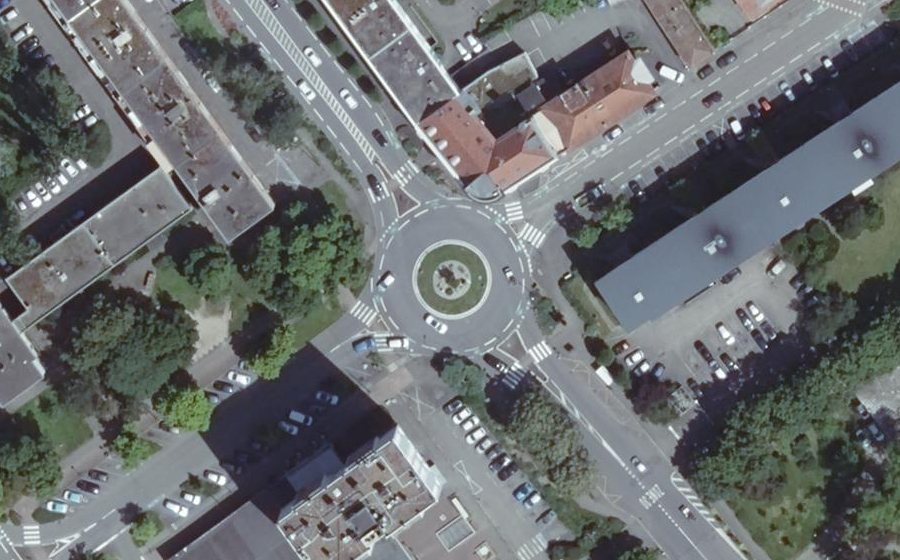 Vue aérienne du Rond-point anonyme n°25778441