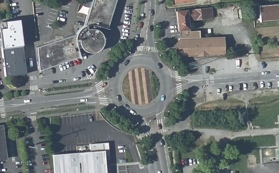 Vue aérienne du Rond-point anonyme n°25780231
