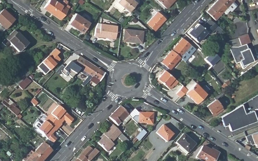 Vue aérienne du Rond-point anonyme n°25780249