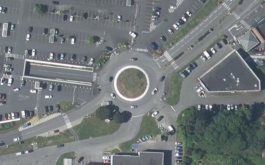 Vue aérienne du Rond-point anonyme n°25780251