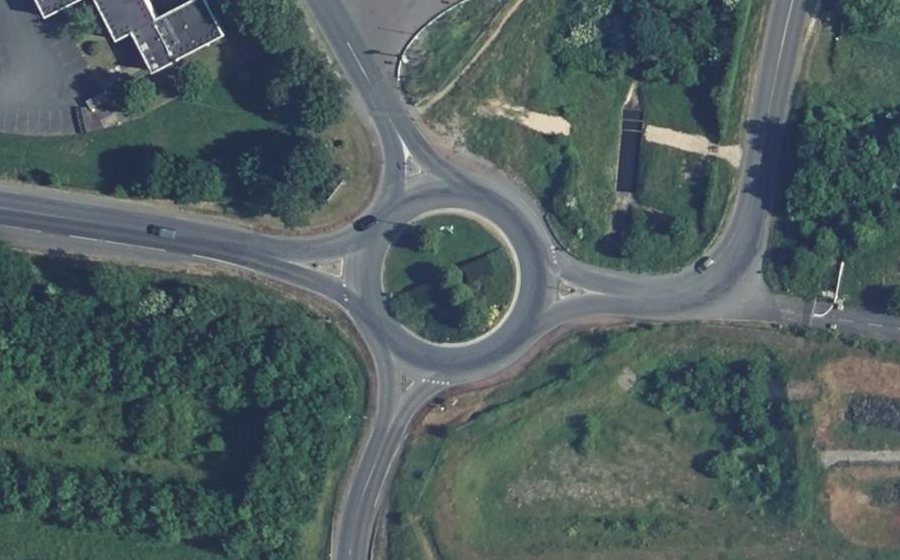 Vue aérienne du Rond-point anonyme n°25782430