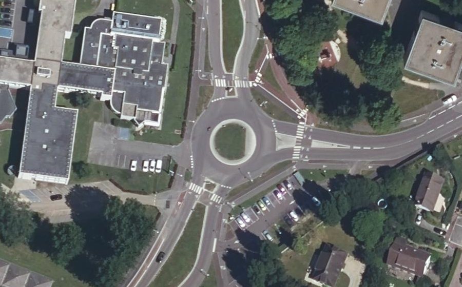 Vue aérienne du Rond-point anonyme n°25782597