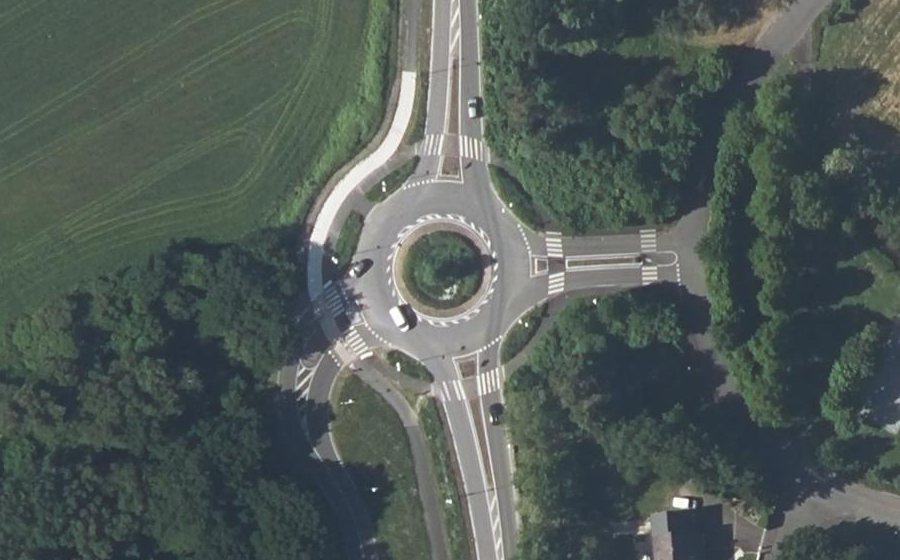 Vue aérienne du Rond-point anonyme n°25783664