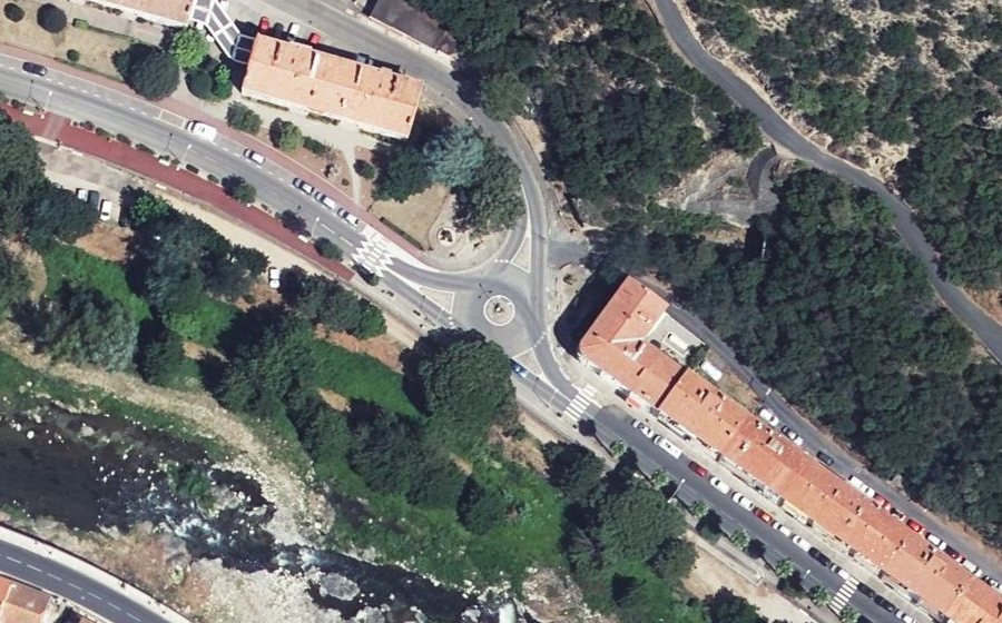 Vue aérienne du Rond-point anonyme n°25787949