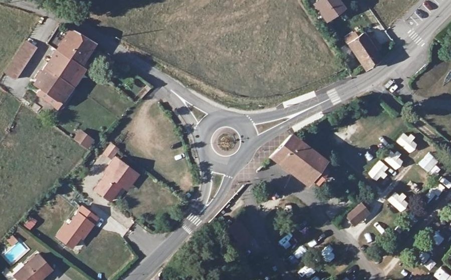 Vue aérienne du Rond-point anonyme n°257898430