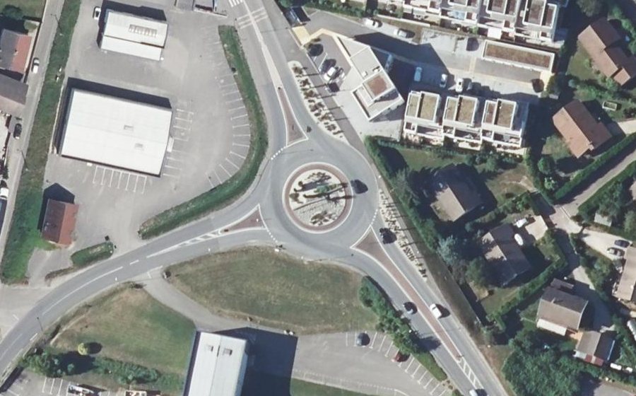 Vue aérienne du Rond-point anonyme n°257898431