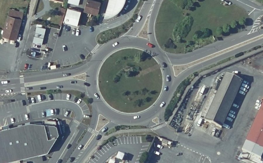 Vue aérienne du Rond-point anonyme n°25798241