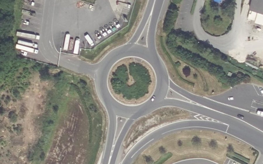 Vue aérienne du Rond-point anonyme n°25799109