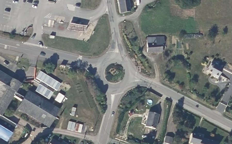 Vue aérienne du Rond-point anonyme n°25801546