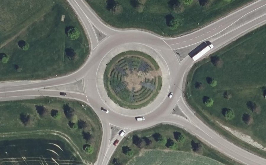 Vue aérienne du Rond-point anonyme n°25803014