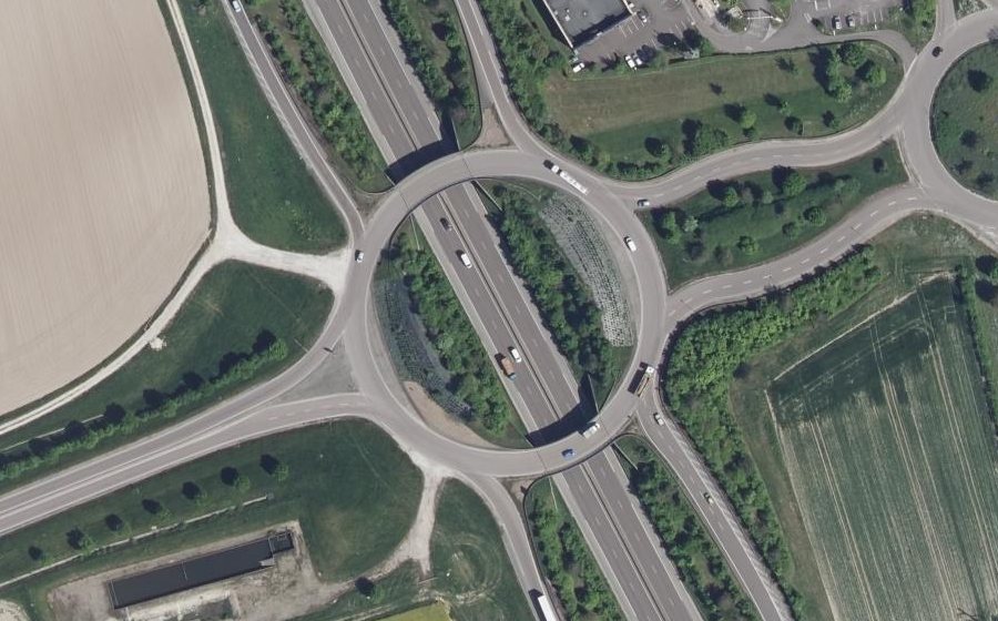 Vue aérienne du Rond-point anonyme n°25803018