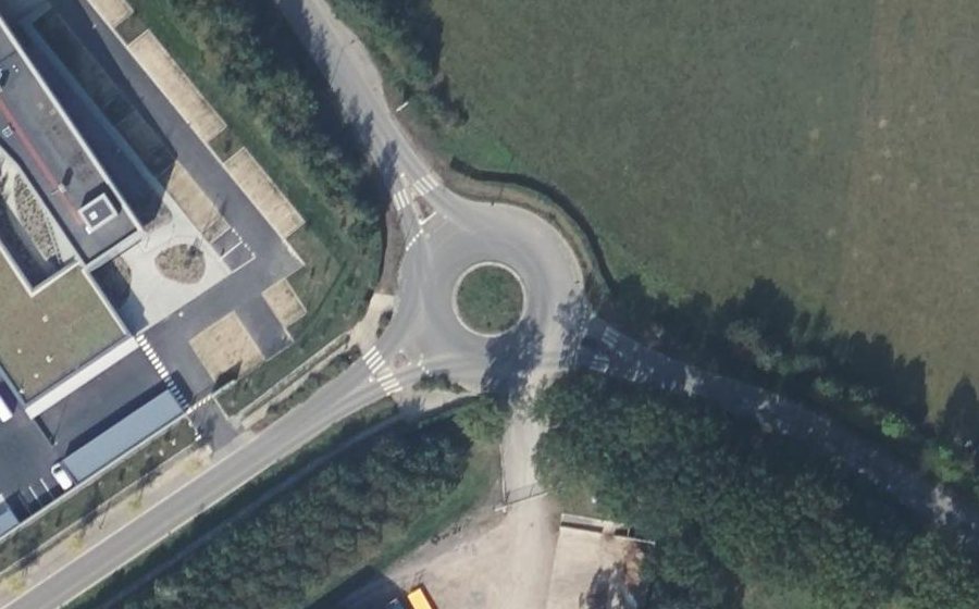 Vue aérienne du Rond-point anonyme n°25805344