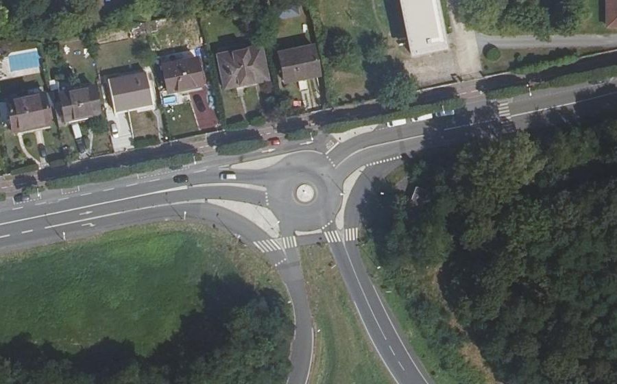 Vue aérienne du Rond-point anonyme n°258082774