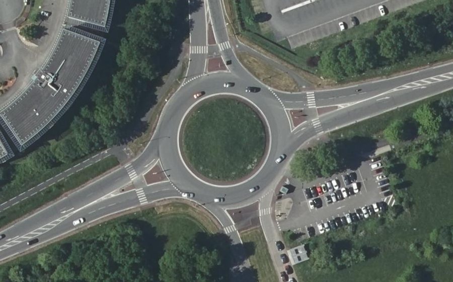 Vue aérienne du Rond-point anonyme n°25810938