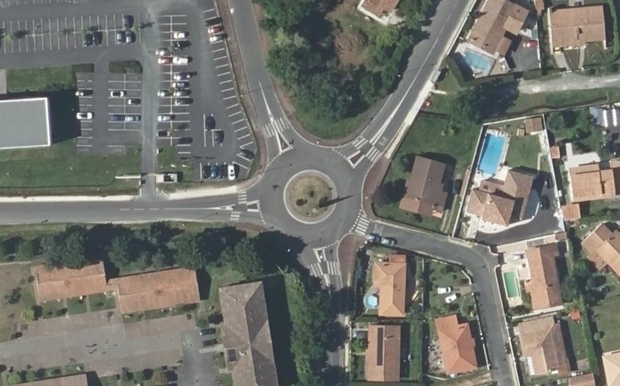 Vue aérienne du Rond-point anonyme n°25811963