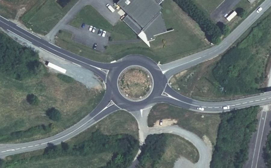 Vue aérienne du Rond-point anonyme n°258127299