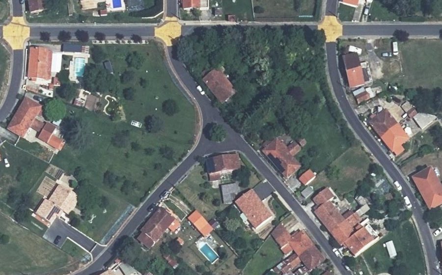 Vue aérienne du Rond-point anonyme n°258127318