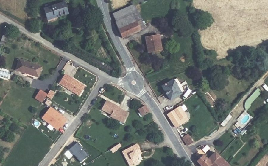 Vue aérienne du Rond-point anonyme n°258145218