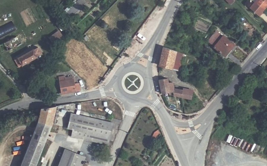 Vue aérienne du Rond-point anonyme n°258145332