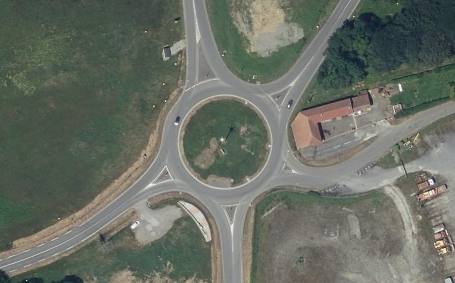 Vue aérienne du Rond-point anonyme n°25820239