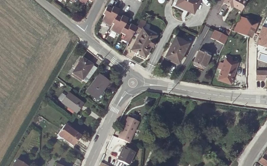 Vue aérienne du Rond-point anonyme n°258223805