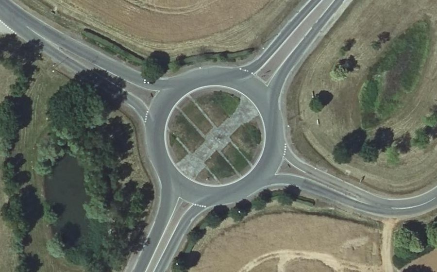 Vue aérienne du Rond-point anonyme n°25824199