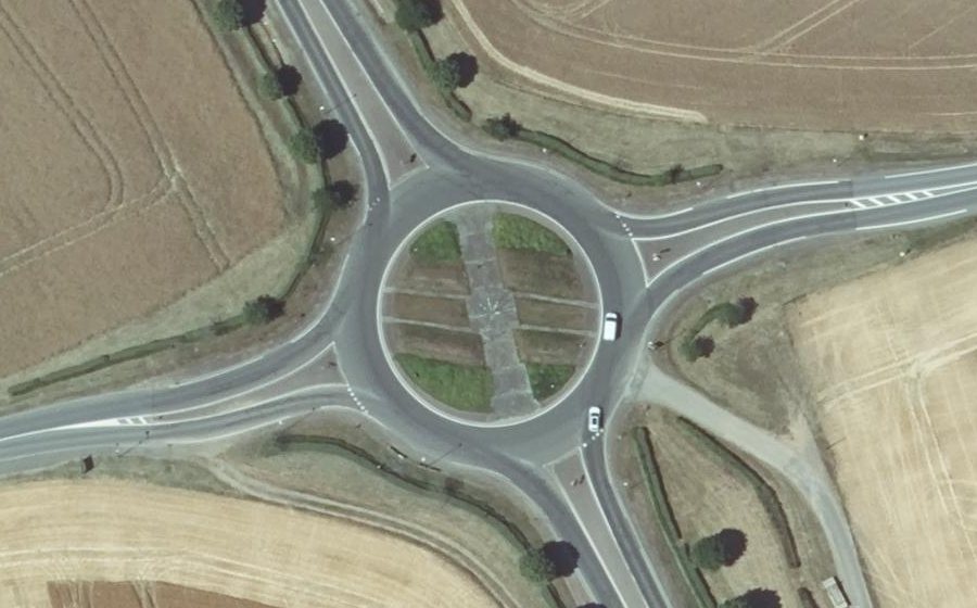 Vue aérienne du Rond-point anonyme n°25824202