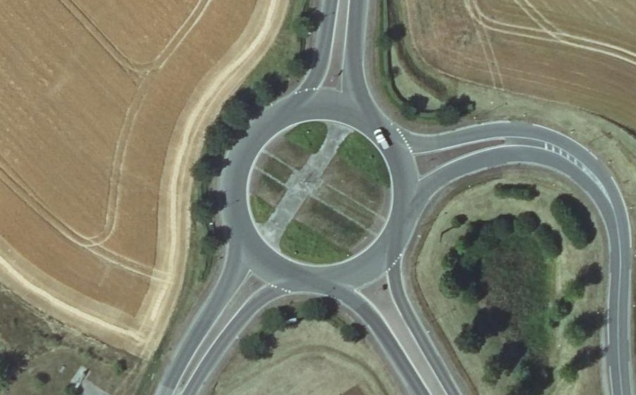 Vue aérienne du Rond-point anonyme n°25824205