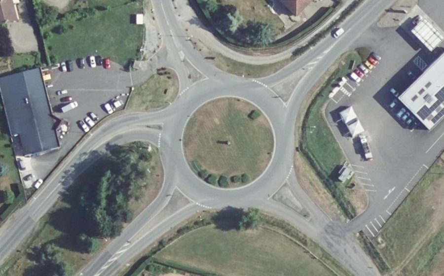 Vue aérienne du Rond-point anonyme n°25828468