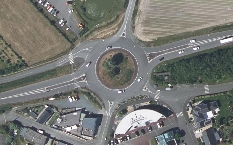 Vue aérienne du Rond-point anonyme n°25830605