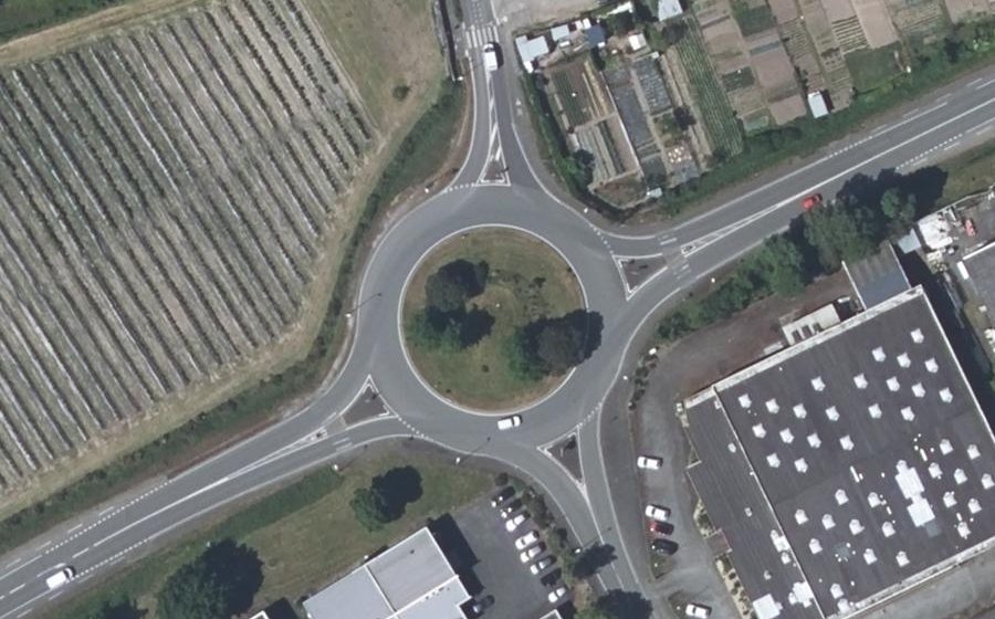 Vue aérienne du Rond-point anonyme n°25830641
